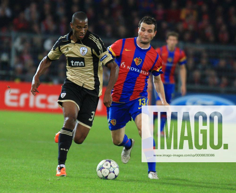 Fussball Herren UEFA Champions League Saison 2011 2012 Stadion St.Jakob. FC Basel - Benfica Lissabon.0:2 Bild zeigt Alexander Frei ( FC Basel) re. gegen Emerson Aktion Zweikampf