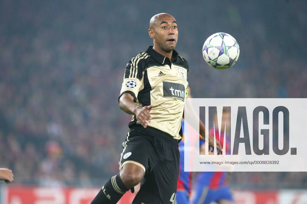 Fussball Herren UEFA Champions League Saison 2011 2012 Stadion St.Jakob. FC Basel - Benfica Lissabon.0:2 Bild zeigt Luisao ( Benfica Lissabon) Aktion Einzelbild Freisteller