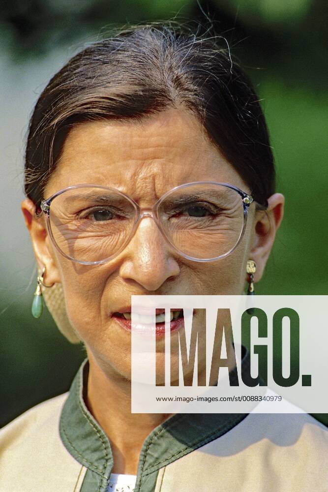 IMAGO ICONS: Ruth Bader Ginsburg Berühmte Feministinnen, Ruth Bader Ginsburg August 3, 1993 - Washington, District of Columbia, United States of America - Washington, DC. USA, August 3, 1993.Newly confirmed by the Senate Judiciary committee Ruth Bader Ginsburg Associate Justice of the Supreme Court speaks to the news media in the Rose Garden of the White House Washington United States of America - ZUMAr142 19930803_zap_r142_008