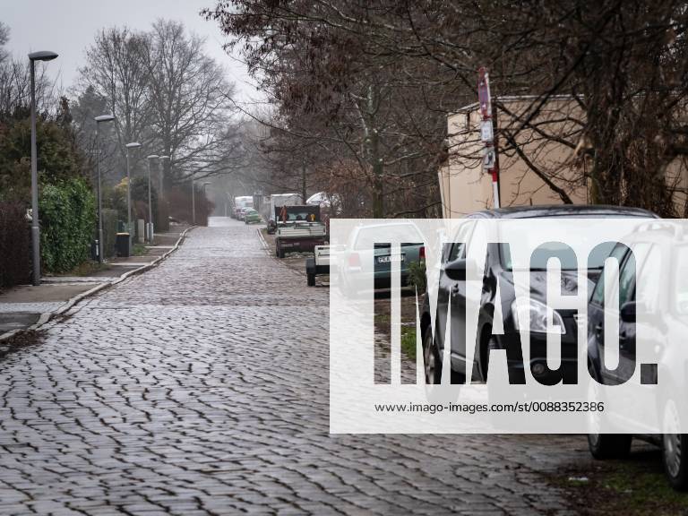 Berlin Reinickendorf OT Lübars; Alter Bernauer Heerweg; es gibt Pläne, die beidseitige Sackgasse zu öffnen als Verbindung zwischen Pankow und Reinickendorf Berlin