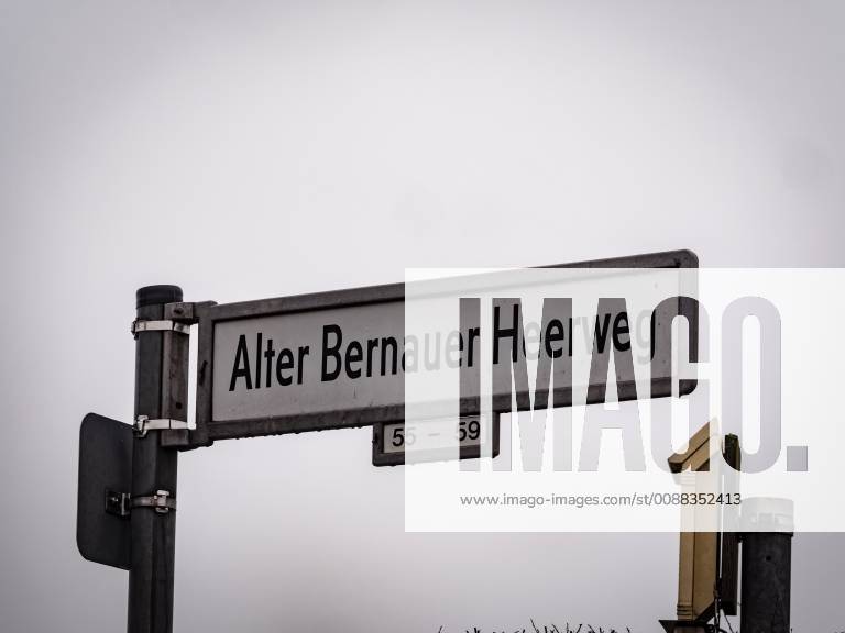 Berlin Reinickendorf OT Lübars; Alter Bernauer Heerweg; es gibt Pläne, die beidseitige Sackgasse zu öffnen als Verbindung zwischen Pankow und Reinickendorf Berlin