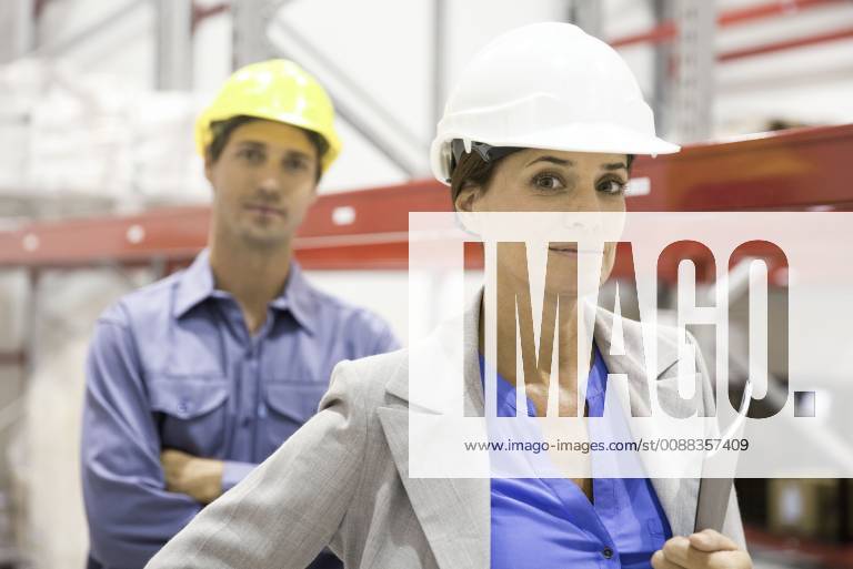 Arbeitswelten, Gleichberechtigung Frau und Mann, Model Released und Symbol IMAGO Creative: Internationaler Frauentag, Gender Pay Gap, Frauen verdienen 18 Prozent weniger Female supervisor at industrial site, portrait