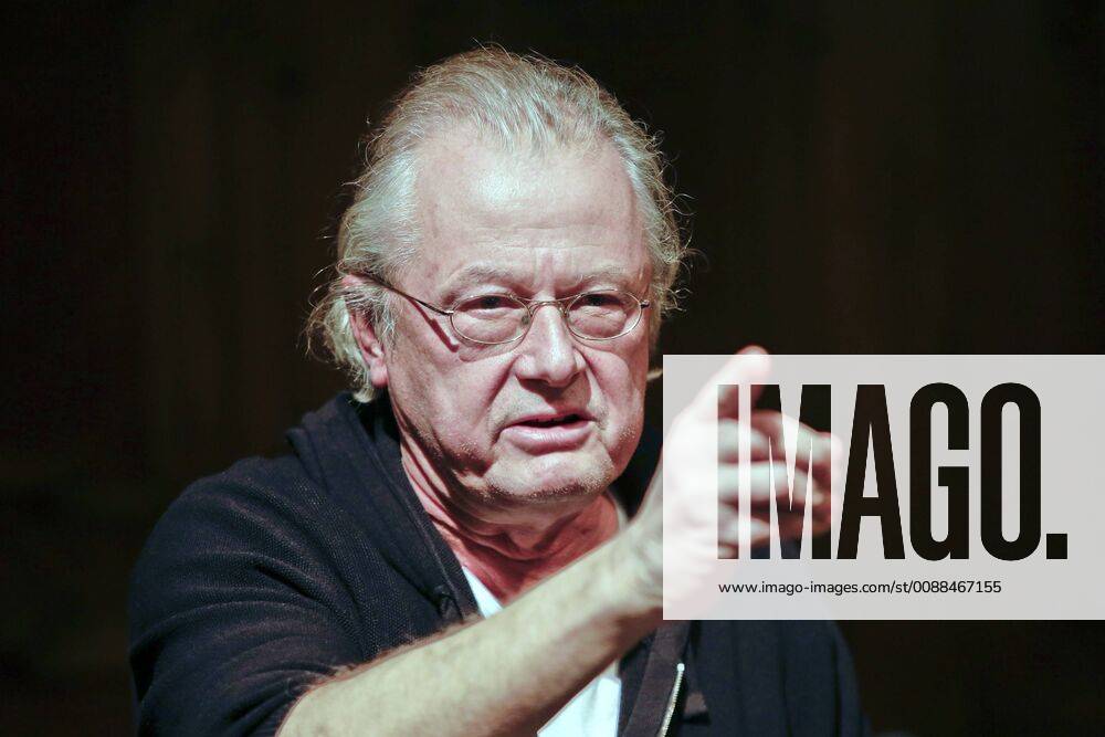 Berlin, Deutschland - Pressekonferenz mit Frank Castorf zu seinem neuen Theaterstueck Galileo Galilei. Das Theater und die Pest. Von und nach Bertolt Brecht. Premiere am 19. Januar 2019 im Berliner Ensemble. Foto: Theaterregisseur Frank Castorf, anlaesslich einer Pressekonferenz im Berliner Ensemble.