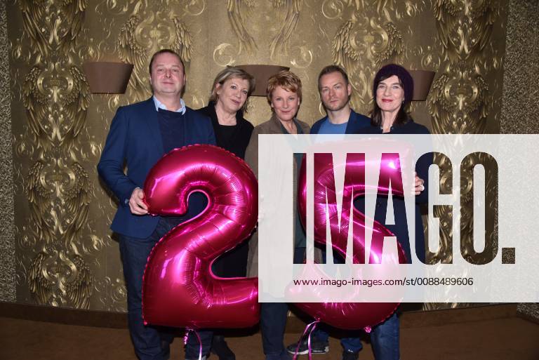 Der ZDF Redakteur Wolfgang Feindt, l-r, Produzentin Micha Terjung, Die Schauspieler Mariele Millowitsch und Hinnerk Schönemann und Produzentin Iris Wolfinger posieren am 15.01.2019 in Köln bei einem Fototermin zum 25. Film der ZDF Krimireihe Marie Brand.
