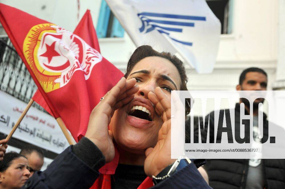 An unprecedented general strike affecting all public services began Thursday (January 17th) in Tunisia at the call of the powerful union center of the General Union of Tunisian Workers (UGTT), which calls for wage increases in a tense political context in beginning of the election year. Across the country, public schools were closed, paralyzed public transport and the Tunis Air national airline flights disrupted. A rally was held in the morning in front of the UGTT headquarters in Tunis. Tunisia : 24-hour general strike.