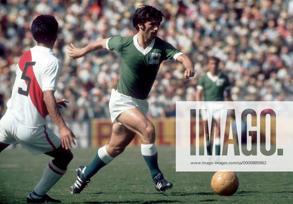 Gerd Müller (BR Deutschland) am Ball Fußball WM Herren Weltmeisterschaft 1970, Nationalmannschaft, Nationalteam, Nationaltrikot, Länderspiel, Gruppe Dynamik,