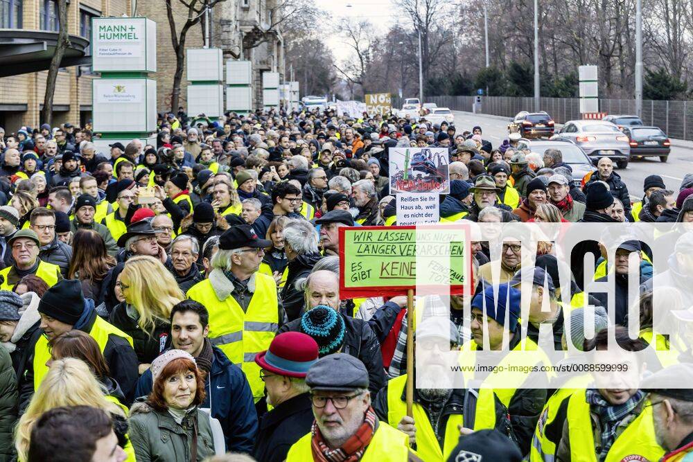DEU, Deutschland, Stuttgart, 19.01.2019 - Autofahrer gehen auf die Straße. An der Meßstelle Neckartor demonstrieren sie gegen das flächendeckende Fahrverbot für ältere Diesel Fahrzeuge in Stuttgart. Die Demonstration kam auf private Initiative überparteilich zustande und soll künftig an jedem Samstag wiederholt werden. Die zweite Auflage dieser Demo zählte rund 1000 Teilnehmer.