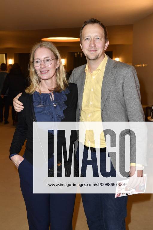 Katja Weitzenböck mit Ehemann Hergen Wöbken bei der Premiere des Theaterstücks Hase Hase in der Komödie am Kurfürstendamm im Schiller Theater. Berlin