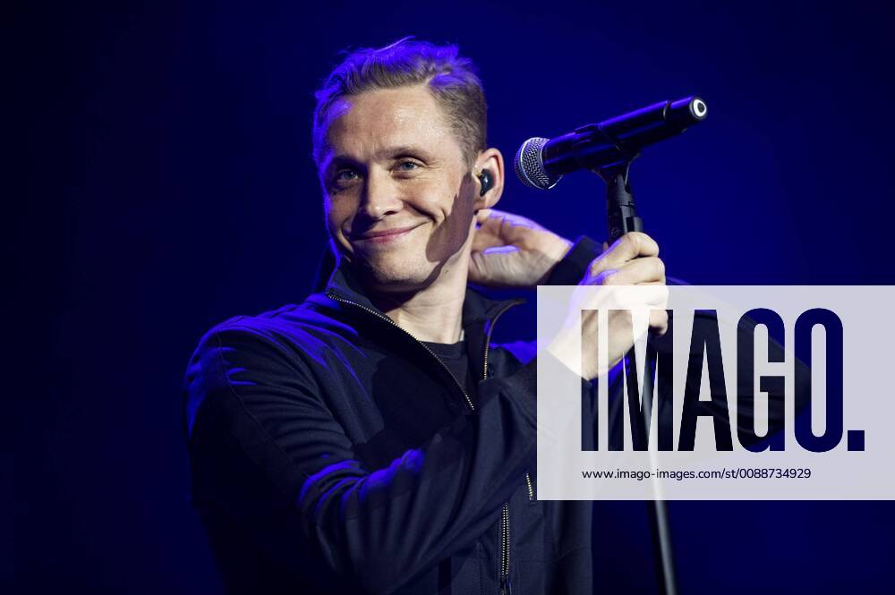Matthias Schweighöfer live bei einem Konzert seiner lachen, weinen, tanzen -Tour 2019 in der Messehalle. Das Konzert musste wegen eines eingeklemmten Halswirbels vorzeitig abgebrochen werden. Schweighöfer wurde ins Krankenhaus gebacht. Erfurt