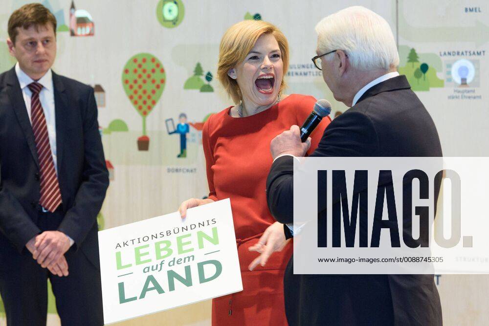 Berlin, Steinmeier auf der Grünen Woche Deutschland, Berlin - 23 01 2019: Bundespräsident Frank Walter Steinmeier und Julia Klöckner (Bundeslandwirtschaftsministerin, CDU) beim Rundgang auf der Internationalen Grünen Woche 2019 im Ausstellungsbereich Lust aufs Land in der Halle 4.2. Im Bild sind der Bundespräsident und Julia Klöckner am Stand des Bundesministerium für Ernährung und Landwirtschaft und dem Aktionsbündnis Leben auf dem Land zu sehen. Berlin Berlin Deutschland