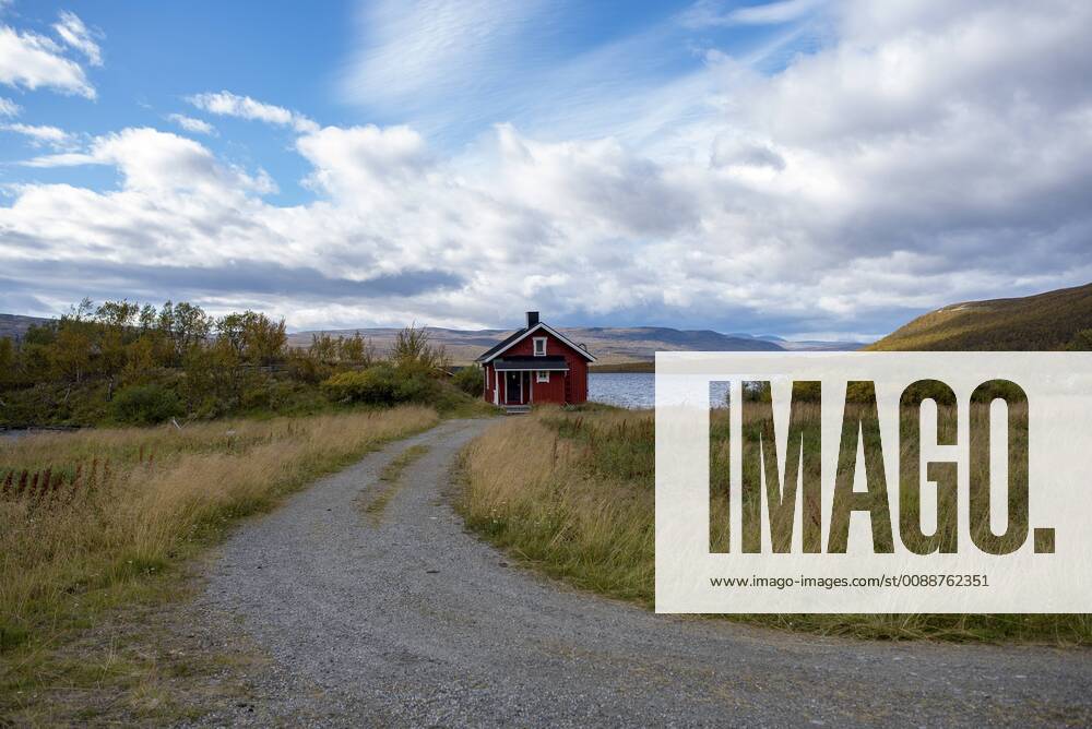 Finland, Lappland, Kilpisjaervi, wooden hut at lake PSIF00161