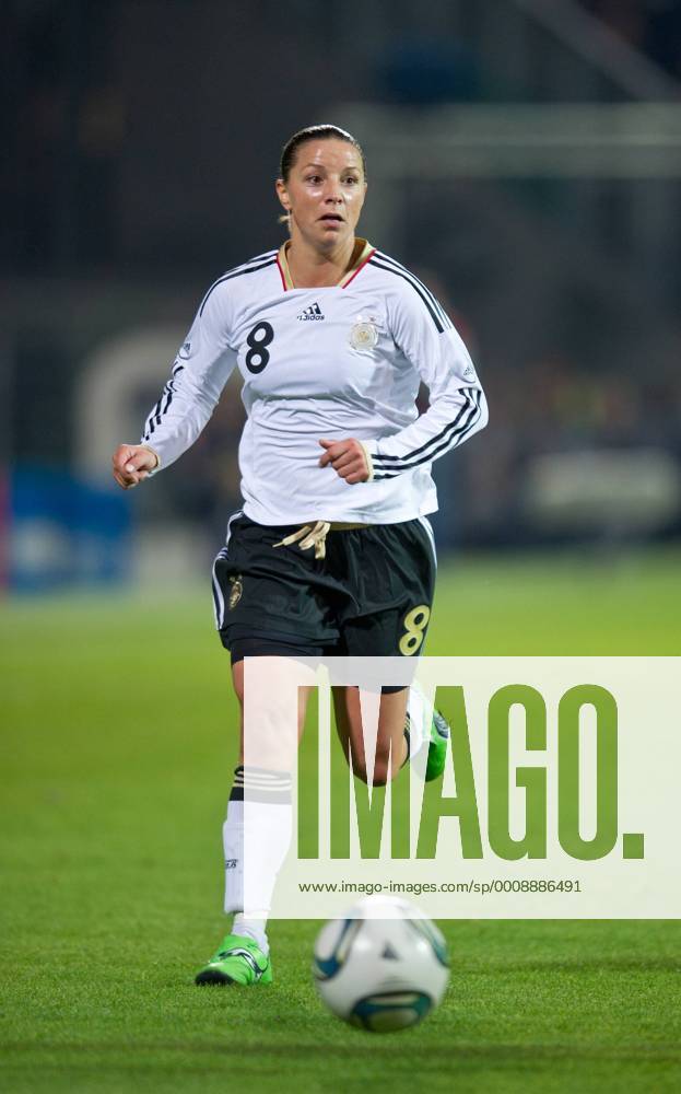 Inka GRINGS (GER) Fussball Frauen Länderspiel: Deutschland - Schweden in Hamburg, St.Pauli Stadion am Millerntor, Deutschland am 26.10.2011,
