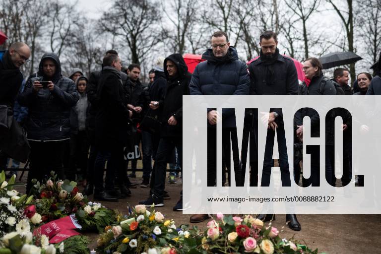 Bundesminister f??r Gesundheit, Jens Spahn von der Christlich Demokratischen Union (ml, CSU) und sein Ehemann Daniel Funke w??hrend des Stillen Gedenkens an die im Nationalsozialusmus verfolgten Homosexuellen des Lesben- und Schwulenverband (LSVD) am 27.01.2019 am Denkmal f??r die im Nationalsozialismus verfolgten Homosexuellen, in Berlin, Deutschland. Der 27. Januar ist in Deutschland seit 1996 ein bundesweiter, gesetzlich verankerter Gedenktag. Er ist als Jahrestag bezogen auf den 27. Januar 1945, den Tag der Befreiung des Vernichtungslagers Auschwitz-Birkenau und der beiden anderen Konzentrationslager Auschwitz durch die Rote Armee im letzten Jahr des Zweiten Weltkriegs.