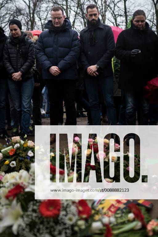 Bundesminister f??r Gesundheit, Jens Spahn von der Christlich Demokratischen Union (ml, CSU) und sein Ehemann Daniel Funke w??hrend des Stillen Gedenkens an die im Nationalsozialusmus verfolgten Homosexuellen des Lesben- und Schwulenverband (LSVD) am 27.01.2019 am Denkmal f??r die im Nationalsozialismus verfolgten Homosexuellen, in Berlin, Deutschland. Der 27. Januar ist in Deutschland seit 1996 ein bundesweiter, gesetzlich verankerter Gedenktag. Er ist als Jahrestag bezogen auf den 27. Januar 1945, den Tag der Befreiung des Vernichtungslagers Auschwitz-Birkenau und der beiden anderen Konzentrationslager Auschwitz durch die Rote Armee im letzten Jahr des Zweiten Weltkriegs.