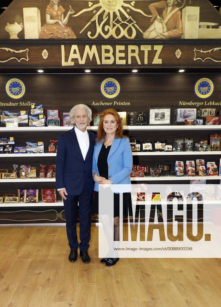 Dr. Hermann Buehlbecker (Alleininhaber LAMBERTZ), Sarah Ferguson, Duchess of York bei Besuch des LAMBERTZ-Praesentationsstandes auf der ISM Koelnmesse 2019.