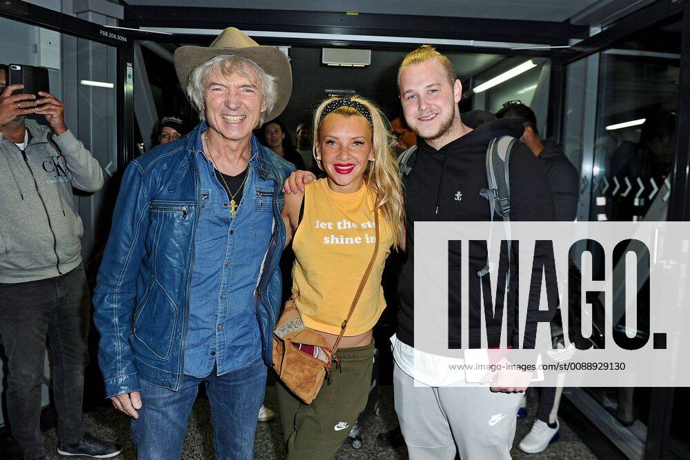 RTL - Dschungelcamp 2019. Peter Orloff , Evelyn Burdecki und Felix van Deventer anläßlich der Ankunft der Kandidaten der RTL - Sendung Ich bin ein Star - holt mich hier raus vom Dschungel-Camp 2019 am 29.01.2019 auf dem Flughafen Frankfurt Main. 20190129MWI353