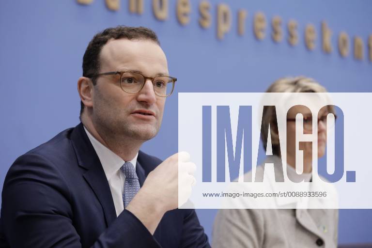 Bundesminister für Gesundheit Jens Spahn, Bundesministerin für Bildung und Forschung Anja Karliczek, Deutschland, Berlin, Bundespressekonferenz, Thema: Nationale Dekade gegen Krebs