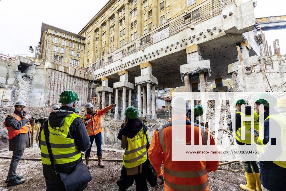 DEU, Deutschland, Stuttgart, 29.01.2019: 15.000 Tonnen Denkmal auf Stelzen. Die alte Bahndirektion (fertiggestellt 1914) schwebt über dem neuen Gleisbett für die Fernzüge am Hauptbahnhof Stuttgart. Die neue Streckenführung macht das spektakuläre Bauverfahren notwendig. Das Denkmal steht im Weg, darf aber nicht abgerissen werden. Mehrkosten: rund 50 Millionen Euro.