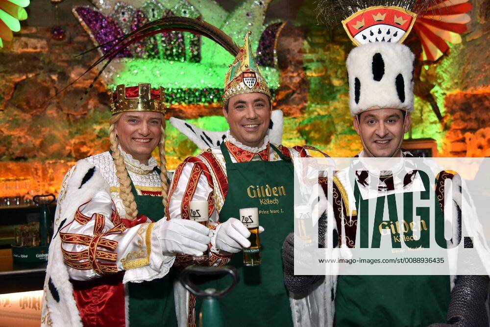 Das Kölner Karneval Dreigestirn Jungfrau Catharina (Michael Everwand) Prinz Marc I. (Marc Michelske) und Bauer Markus (Markus Meyer) versucht sich am perfekt gezapften Kölsch, am 29.01.2019 in Köln