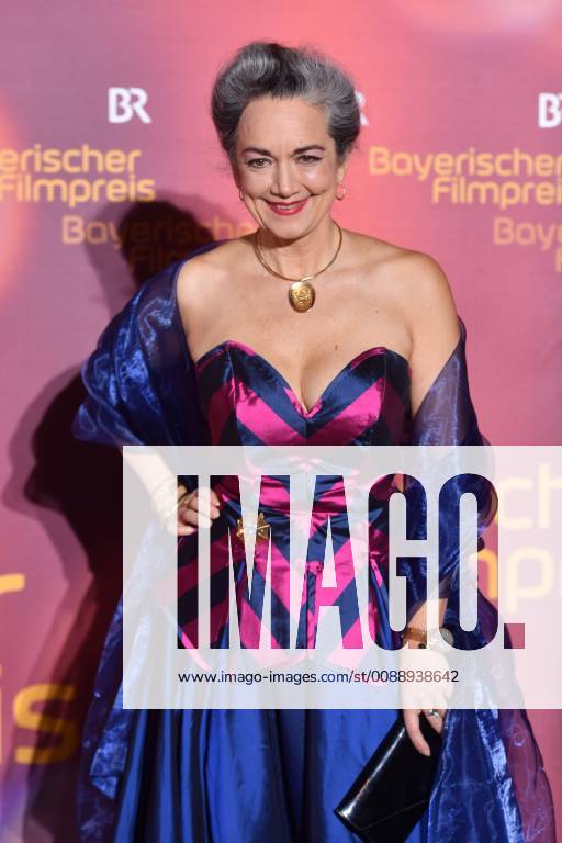 Irina Wanka (Schauspielerin), Einzelbild,angeschnittenes Einzelmotiv,Halbfigur,halbe Figur. Bayerischer Filmpreis 2018-Red Carpet,Roter Teppich,am 25.01.2019 im Prinzregententheater in Muenchen.