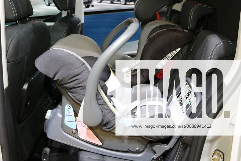Rückwärtsgerichteter Kindersitz (Babyschale Klasse 0+ Autokindersitz) auf der Rücksitzbank des Opel Combo (Auto PKW).
