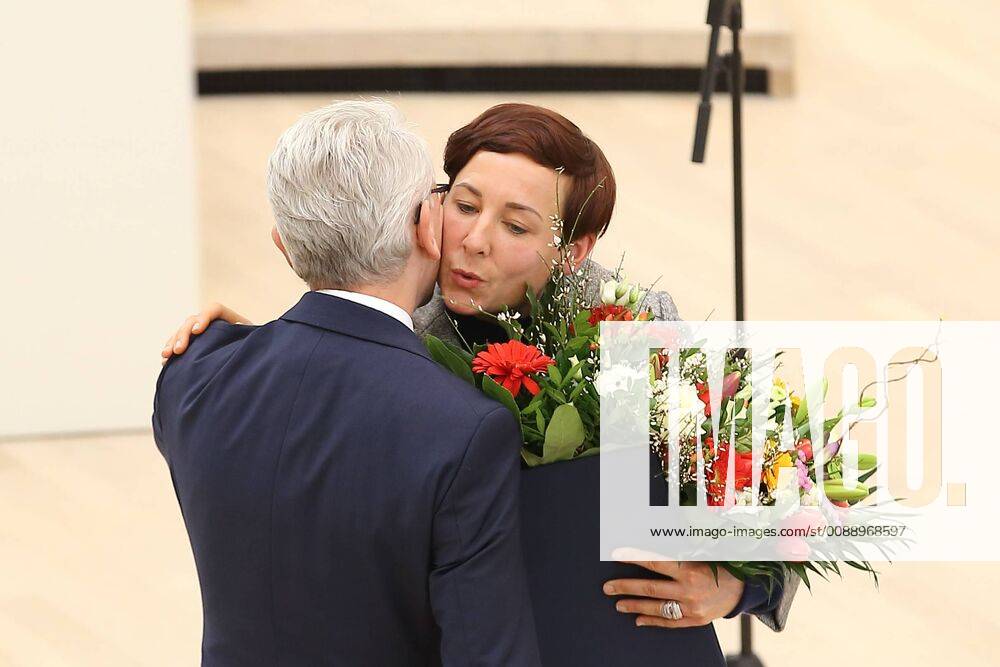 Mike Bischoff (SPD) gratuliert Schriftstellerin Juli Zeh nach ihrer Vereidigung zur Richterin am Landesverfassungsgericht im Brandenburger Landtag in Potsdam, 30. Januar 2019. Vereidigung von Juli Zeh als Verfassungsrichterin in Brandenburg