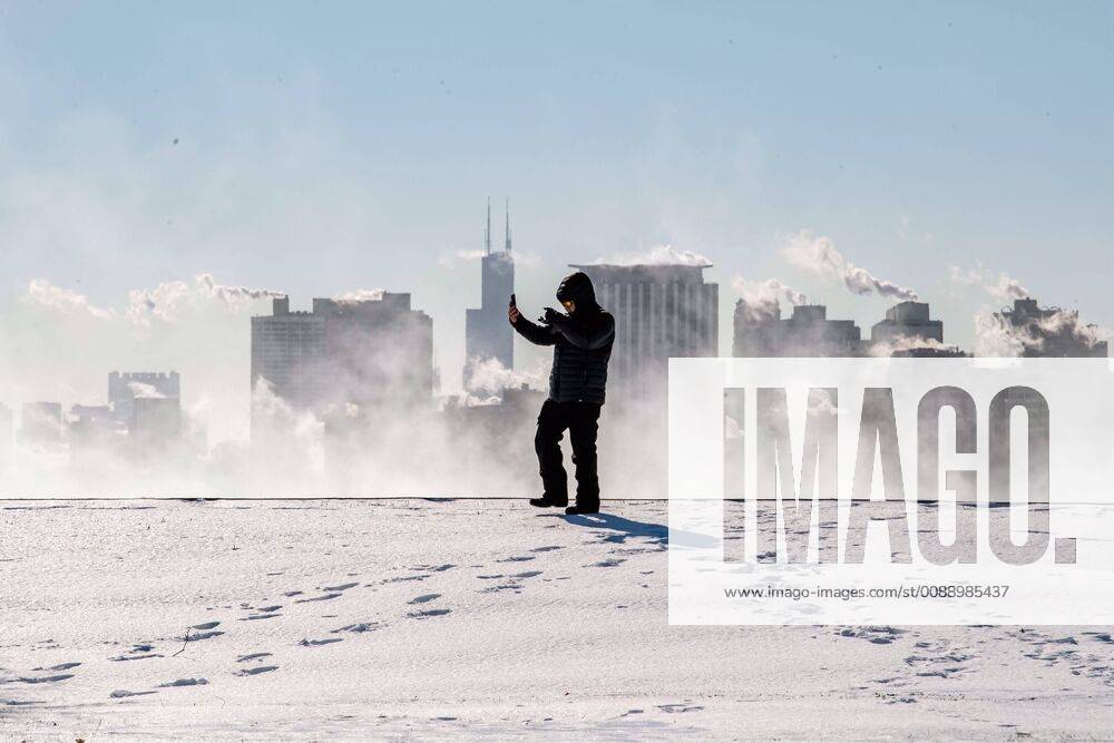 (190130) -- CHICAGO, Jan. 30, 2019 -- A man takes a selfie video with the Chicago skyline in the background from Montrose Harbor in Chicago, the United States, on Jan. 30, 2019. Chicago s record for the coldest temperature was shattered on Wednesday as the polar vortex struck the biggest city in the U.S. Midwest, according to the National Weather Service (NWS). ) U.S.-CHICAGO-TEMPERATURE-COLDEST-RECORD-BREAKING PatrickxGorski