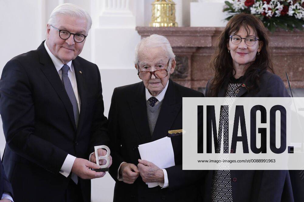 Bundespräsident Frank-Walter Steinmeier, Holocaust-Überlebenden Leon Schwarzbaum, Künstlerin Michele Deodat, Deutschland, Berlin, Schloss Bellevue, Übergabe der Statue-B des Internationalen Auschwitz Komitees an den Bundespräsidenten