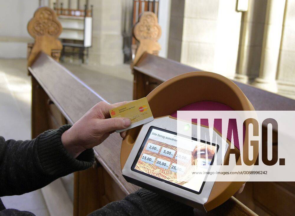 Digitaler Kollektenkorb in der evangelischen Salvatorkirche in Duisburg am 31.01.19. In der Duisburger Salvatorkirche wird die digitale Kollekte getestet. Der Einsatz des mobilen digitalen Kollektenkorbs und des am Eingang fest installierten Spendenterminals ist der Auftakt zu einer Pilot-und Testphase, an der sich weitere Kirchengemeinden und auch der diesjaehrige Evangleische Kirchentag vom 19. bis 23. Juni 2019 in Dortmund beteiligen. Sowohl der digitale Kollektenkorb als auch das Spendenterminal sind nach Angaben der KD-Bank mit einem Display ausgestattet, das sechs verschiedene Betraege von zwei bis 25 Euro anbietet. Bezahlt wird mit einer Bank- oder Kreditkarte mit NFC-Technologie. Die Karte wird lediglich vor den Kollektenkorb gehalten - die Eingabe eines PIN ist nicht notwendig. Digitale Kollekte
