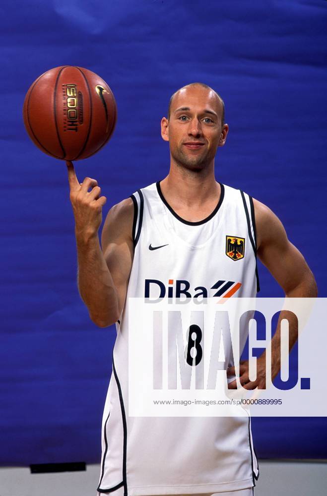 Pascal Roller (Deutschland) - Studioshooting mit Ball Basketball Herren Nationalmannschaft 2003, Nationalteam, Nationaltrikot, Shooting, Fotoshooting, Fototermin, Vdia Einzelbild