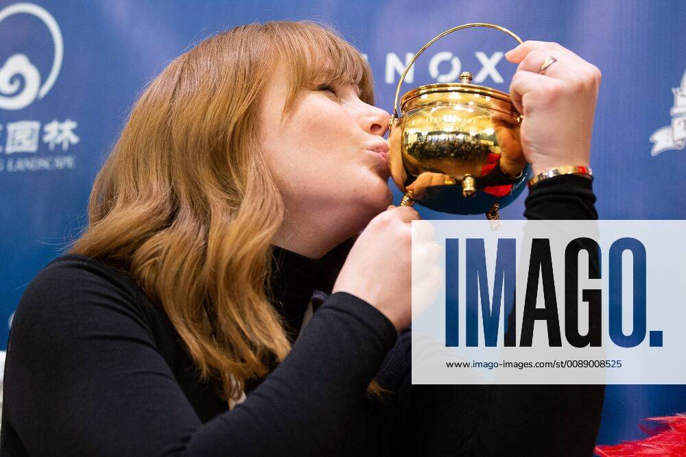Actress Bryce Dallas Howard kisses her pudding pot trophy at a press conference after being honored as the Harvard University Hasty Pudding Theatricals 2019 Woman of the Year at Harvard University in Cambridge, Massachusetts on January 31, 2019. BOS201901311212 MATTHEWxHEALEY