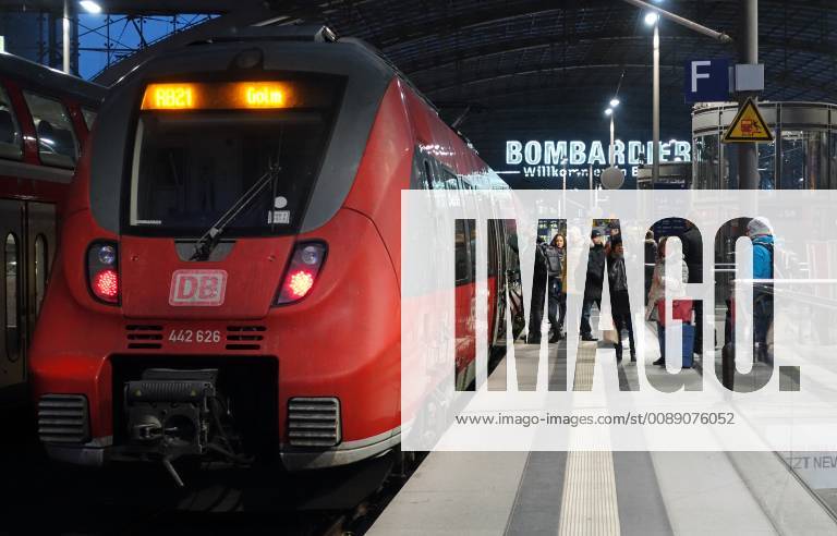 Berlin, GER - Reisende steigen am Hauptbahnhof in eine Regionalbahn der Linie 21 ein. (Alltag, Bahn, Bahnhof, Bahnreise, Bahnreisende, Bahnstation, Bahnsteig, Bahnverkehr, befoerdern, Befoerderung, Berlin, Berliner Hauptbahnhof, Bundesbahn, DB, deutsch, Deutsche Bahn, Deutsche Bahn AG, Deutschland, Die Bahn, einsteigen, Einstieg, Eisenbahn, Europa, europaeisch, Fernverkehr, Freizeit, Gesellschaft, Gleis, Hauptbahnhof, innen, Innenaufnahme, Jahreszeit, Kaukasier, kaukasisch, Menschen, Nahverkehr, Pendler, Personen, Personenbefoerderung, Personenfernverkehr, Personentransport, QF, Querformat, RB 21, Regionalbahn, Regionalexpress, Regionalverkehr, Reise, Reisen, Reisende, Schiene, Schienenverkehr, Stadt, Transport, unterwegs, Urlaub, Urlauber, Verkehr, verreisen, Westeuropa, Winter, Wirtschaft, Zug) 190125D835BERLIN