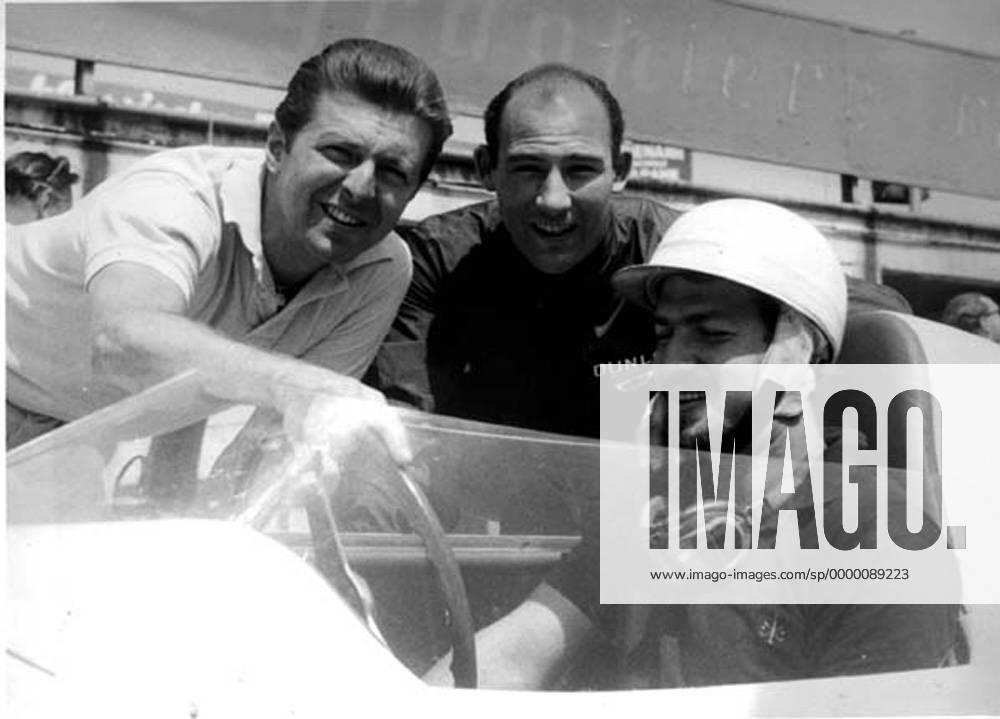 Wolfgang Graf Berghe von Trips (Ferarri Scuderia Centro Sud Deutschland, li.) und Stirling Moss (Großbritannien Ron Walker Racing Team) am Cockpit von Joakim Bonnier (Schweden BRM) Motorsport Grand Prix Herren Formel 1 WM 1960 Gruppe