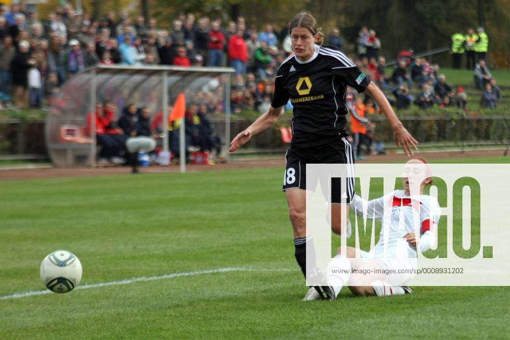 FFC-Frankfurt, Saison 2011 2012, CHAMPIONS-LEAGUE in Frankfurt 1 8-FINAL-Hinspiel 1. FFC Frankfurt GEGEN Paris Saint-Germain Aktion, Kerstin Garefrekes (FFC Frankfurt) von Sabrina Delannoy (Saint Germain) nicht zu stoppen