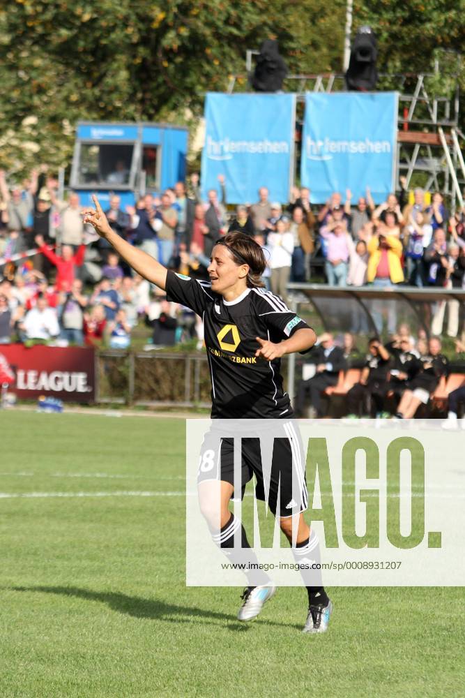 FFC-Frankfurt, Saison 2011 2012, CHAMPIONS-LEAGUE in Frankfurt 1 8-FINAL-Hinspiel 1. FFC Frankfurt GEGEN Paris Saint-Germain Aktion, Torjubel, Torschützin Sandra Smisek mit Alexandra Krieger (FFC Frankfurt)