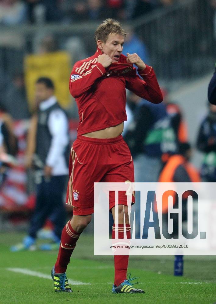 FUSSBALL CHAMPIONS LEAGUE SAISON 2011 2012 02.11.2011 FC Bayern München - SSC Neapel Holger Badstuber (FC Bayern München) geht nach der ROTE KARTE vom Feld