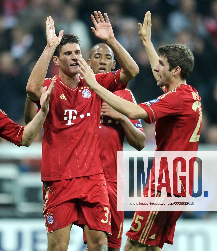 FUSSBALL CHAMPIONS LEAGUE SAISON 2011 2012 02.11.2011 FC Bayern München - SSC Neapel Jubel nach dem Tor Mario Gomez , Thomas Müller (v. li., FC Bayern München)