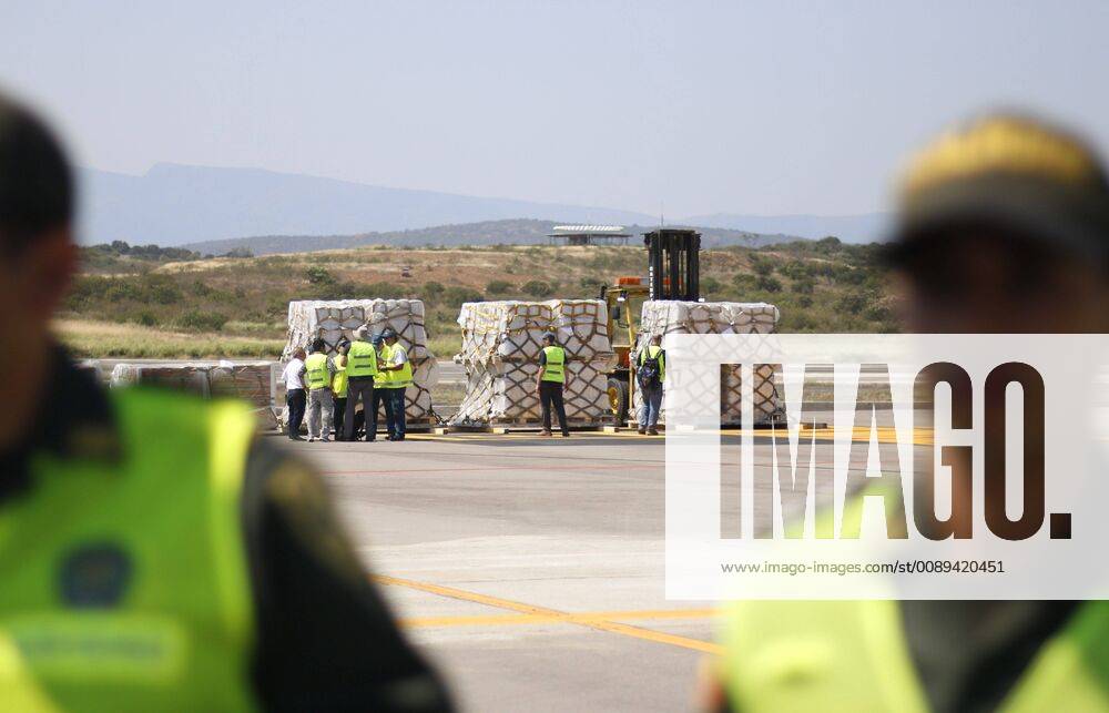 Workers unload aids at the arrival of the first of three C-17 cargo planes of the United States Air Force that landed at the Camilo Daza airport in Cucuta, Colombia, with humanitarian aid for Venezuela from the Homestead air base in southern Miami, 16 February 2019. The first of 3 US aircraft arrives in Colombia with help for Venezuela !ACHTUNG: NUR REDAKTIONELLE NUTZUNG!