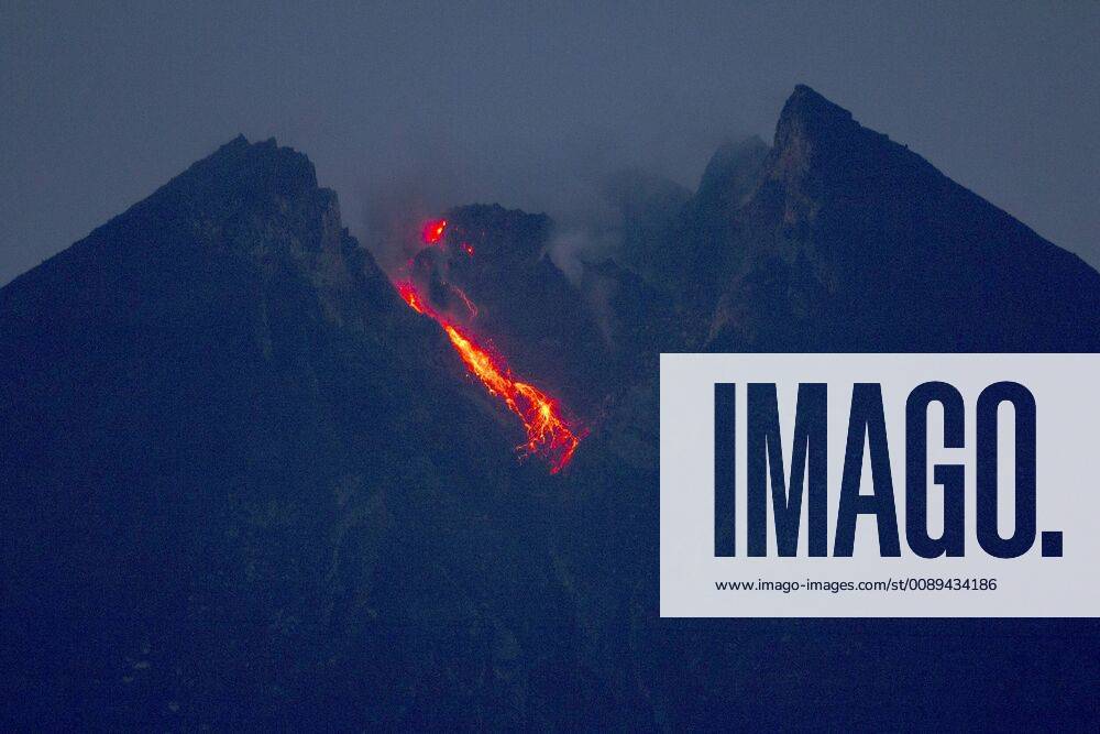 (190218) -- KLATEN, Feb. 18, 2019 -- Mount Merapi spews hot lava and ash in this photo taken from Gondang Balerante, Klaten, Central Java, Indonesia, on Feb. 18, 2019. Mount Merapi, which stands on the border between Yogyakarta and Central Java, has shown heightened volcanic activity over the past few days. ) INDONESIA-KLATEN-MOUNT MERAPI-ERUPTION BudixSiswanto