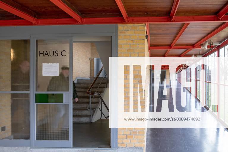 Bauhaus Denkmal Bundesschule Bernau bei Berlin (Foto vom 07.02.2019: Treppenhaus in einem Internatshaus (hier gruen gekennzeichnet), re: Glasgang). Das vor 100 Jahren in Weimar gegruendete Bauhaus hat auch in Brandenburg Spuren hinterlassen: Die 1930 eroeffnete Bundesschule des Allgemeinen Deutschen Gewerkschaftsbundes (ADGB) in Bernau bei Berlin gilt als eines der bedeutendsten Werke der Bauhaus-Schule und Inbegriff des rationalen Funktionalismus der modernen Architektur. Seit 1977 steht das von Hannes Meyer und Hans Wittwer entworfene Gebaeudeensemble unter Denkmalschutz, seit 2017 gehoert es zum Unesco-Weltkulturerbe der Bauhaus-Staetten. (Siehe epd-Bericht vom 19.02.19) Bauhaus Denkmal Bundesschule Bernau bei Berlin