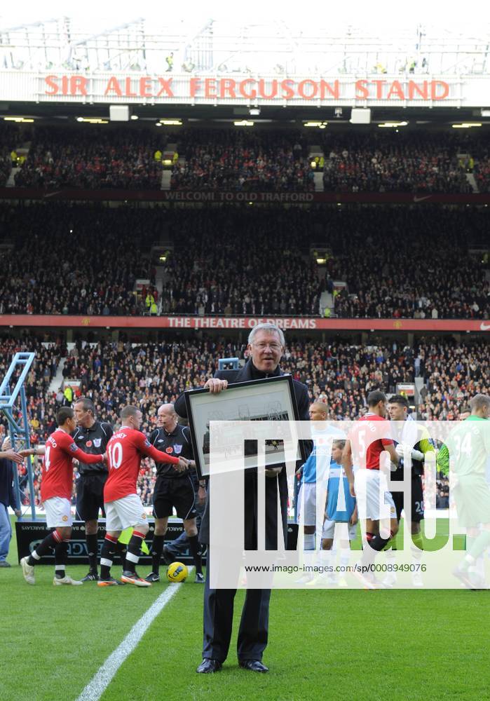 Sir Alex Ferguson manager of Manchester United in front of the newly named stand in his honour after 25 years as manager Barclays Premier League. Manchester United (ManU) vs AFC Sunderland (FC). 5th November, 2011 . o0 Jubiläum Trainerjubiläum Trainer 25 Jahre Ehrung