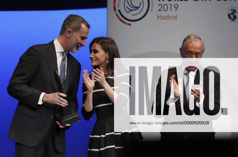 Spain s King Felipe VI (L), chats with Queen Letizia (C) after he received Peace and Freedom Award from Portuguese President, Marcelo Rebelo de Sousa (R) as Spain s Queen Letizia looks on during Law World Congress in Madrid, Spain, 20 February 2019. Portuguese President, Marcelo Rebelo de Sousa, attends Law World Congress !ACHTUNG: NUR REDAKTIONELLE NUTZUNG!