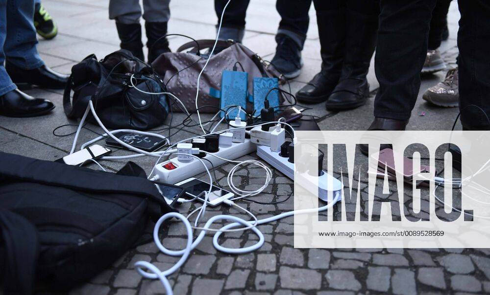 KW08 Stromausfall in Berlin-Köpenick nach Bauarbeiten an der Allende-Brücke, Tag 2, im Bild: Menschen stehen in der Altstadt am Rathaus Köpenick am Katastrophenschutz-Wagen des ASB an, während ihre Mobiltelefone laden, 20.02. 2019,