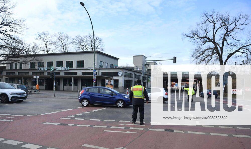 KW08 Stromausfall in Berlin-Köpenick nach Bauarbeiten an der Allende-Brücke, Tag 2, im Bild: am S-Bahnhof Grünau fallen die Ampeln aus, Polizei regelt den Verkehr, 20.02. 2019,