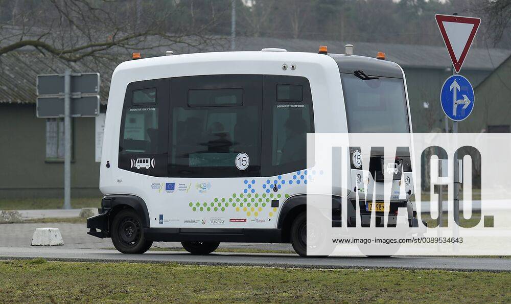 Erstmalig in Nordrhein-Westfalen:oeffentlicher Shuttle-Betrieb mit automatisierten Fahrzeugen.Am Airport Weeze ( NRW ) koennen Flughafengaeste im Rahmen eines grenzueberschreitenden Testprojekts mit automatisiert fahrenden Shuttles zwischen Parkplatz,Hotel und Terminal pendeln.Die Shuttles fahren auf zwei festen Routen am Flughafen:zwischen dem Parkplatz und dem Terminal sowie zwischen Hotel und dem Terminal.Die Fahrt zwischen Parkplatz und Terminal dauert ca.7 Minuten.Die Fahrt zwischen Hotel und Terminal dauert 10 Minuten und wird nur auf Anforderung gefahren.Fotografiert am 21.02.2019. Â