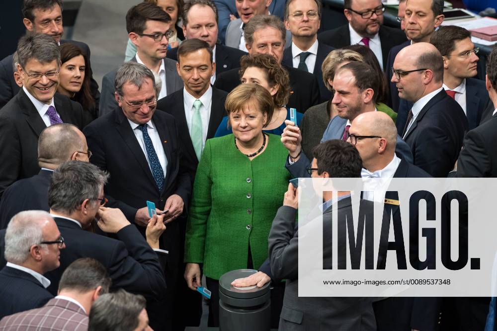 Politik Bundestag Sitzung des Deutschen Bundestag am Donnerstag den 21. Februar 2019. Im Bild: Die Abgeordneten stimmen namentlich ueber die Aenderung des Grundgesetzes zur Einfuehrung des sog. Digitalpakt . Mit gruener Anzugjacke, Bundeskanzlerin Angela Merkel, CDU. 21.2.2019, Berlin