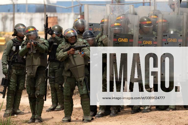 Venezuelans face the Police of the National Guard on the border between Pacaraima, Brazil and Venezuel, on 24 February 2019. Some 20 anti-Chavistas were dispersed this Sunday in the Brazilian border with Venezuela, after provoking Venezuelan agents blocking the border, closed by order of the Government of Nicolás Maduro to prevent the entry of humanitarian aid. EFE Joédson Alves. Venezuelan demonstrators clash with the Bolivarian Natioanl Guard in border with Brazil !ACHTUNG: NUR REDAKTIONELLE NUTZUNG!