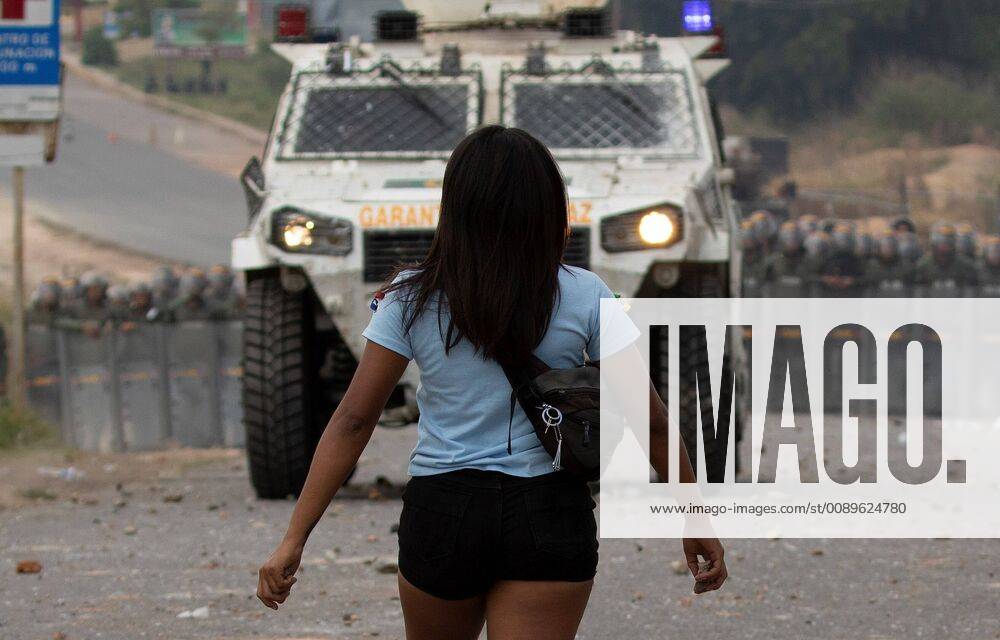 Venezuelans face the Police of the National Guard on the border between Pacaraima, Brazil and Venezuel, on 24 February 2019. Some 20 anti-Chavistas were dispersed this Sunday in the Brazilian border with Venezuela, after provoking Venezuelan agents blocking the border, closed by order of the Government of Nicolás Maduro to prevent the entry of humanitarian aid. EFE Joédson Alves. Venezuelan demonstrators clash with the Bolivarian Natioanl Guard in border with Brazil !ACHTUNG: NUR REDAKTIONELLE NUTZUNG!