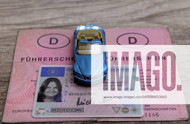 Führerscheine liegen auf dem Tisch, Neue EU-Verordnung Führerscheine, bis zum 19.Januar 2033 müssen alle Führerscheine in Europa in einheitliche Plastkkärtchen erneuert werden. 25.02.2019, Neue EU-Verordnung Führerscheine 25.02.2019, Neue EU-Verordnung Führerscheine