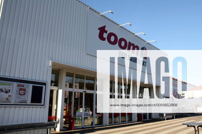 Freiburg Themenbild - Toom Baumarkt, Baustoffmarkt in Freiburg Themenbild - Toom Baumarkt, Baustoffmarkt in Freiburg Freiburg 24.02.2019 Toom, Werbeschild, Logo, Schriftzug, Reklame, Tag, Aussenaufnahme Featurebild, Symbolbild, Themenbild